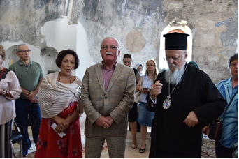 Fener Rum Patriği Bartholomeos, Isparta'nın Eğirdir ilçesinde bulunan Ayastefanos Kilisesi'nde dua etti. Fener Rum Patriği Bartholomeos, Pisidia Metropoliti Sotirios Trampas ile Eğirdir Yeşilada'da bulunan Ayastefanos Kilisesi'ni ziyaret ederek dua ettiler, Yunanistan ve Kore'den gelen ekiplerin sunduğu müzik dinletisine katıldı. Pisidia Metropoliti Sotirios Trampas, kilise ve tarihi hakkında ziyaretçilere bilgiler verdi. Daha sonra Fener Rum Patriği Bartholomeos, "bu kiliseyi dedelerimizin kilisesini restore etmekle diğer dinlere karşı olan saygınızı göstermiş oldunuz. Daha geniş olarak insanlığın müşterek değerlerine olan saygınızı göstermiş oldunuz. Bizler cemaat olarak, Hıristiyan olarak, Türk vatandaşı olan bizler ve diğer ülkelerden gelmiş olan Hıristiyan kardeşlerimizin adına sizlere şükranımızı sunuyoruz. Sizler bizden ne oy bekliyorsunuz ne de başka bir şey bekliyorsunuz. Teveccühünüz ve yeni nesillere verdiğiniz dersten dolayı sizleri kutluyoruz. İleride bütün restorasyon tamamlandığı zaman ilgili makamların izinleriyle bugün gerçekleştiremediğimiz ayinimizi gerçekleştiririz. Bu bize büyük mutluluk verecektir. Bütün Eğirdirlilere hayır dualarımızı iletmenizi rica ediyoruz" dedi. Belediye Başkanı Ömer Şengöl de, "Benim tüm hizmetlerim oy için değildir. Hepimizin tek rabbi olan Allah'ın rızası içindir. Bu nedenle dinsizler de dahil tüm insanların Eğirdir'de rahat yaşamaları, Eğirdir'de rahat gezmeleri için yasaların bana verdiği yetkiye dayanarak gerekli işlemleri yapıyoruz. 1922'de Ada'dan Yunanistan'a göç eden ailelerin torunları ve çocuklarıyla ahbaplıklarım var. Bu vesile ile hoşgeldiniz diyorum." Ardından Fener Rum Patriği Bartholomeos ve beraberindekiler Antalya'ya gitmek üzere ilçeden ayrıldı.